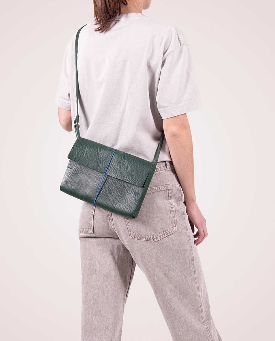 harolds-keeper-shoulderbag-m-schultertasche-schwarz-leder image 2