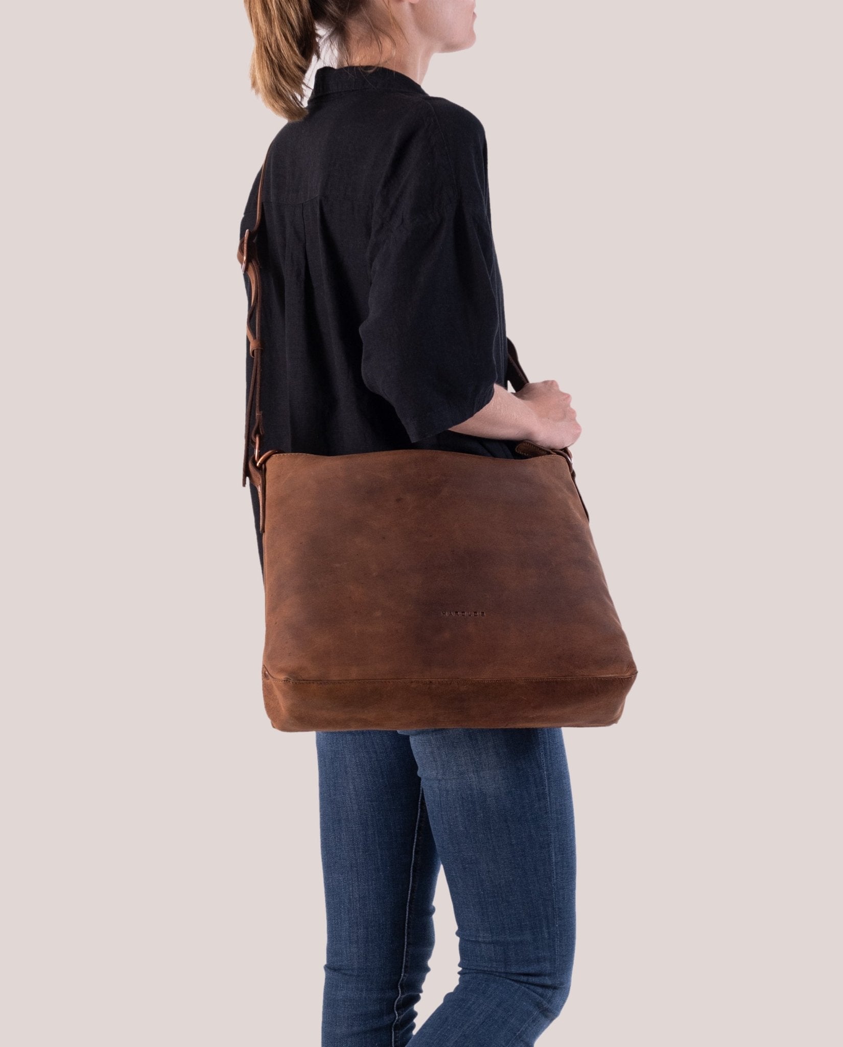 harolds-antic-pouch-schultertasche-natur-rindleder-a4 image 3