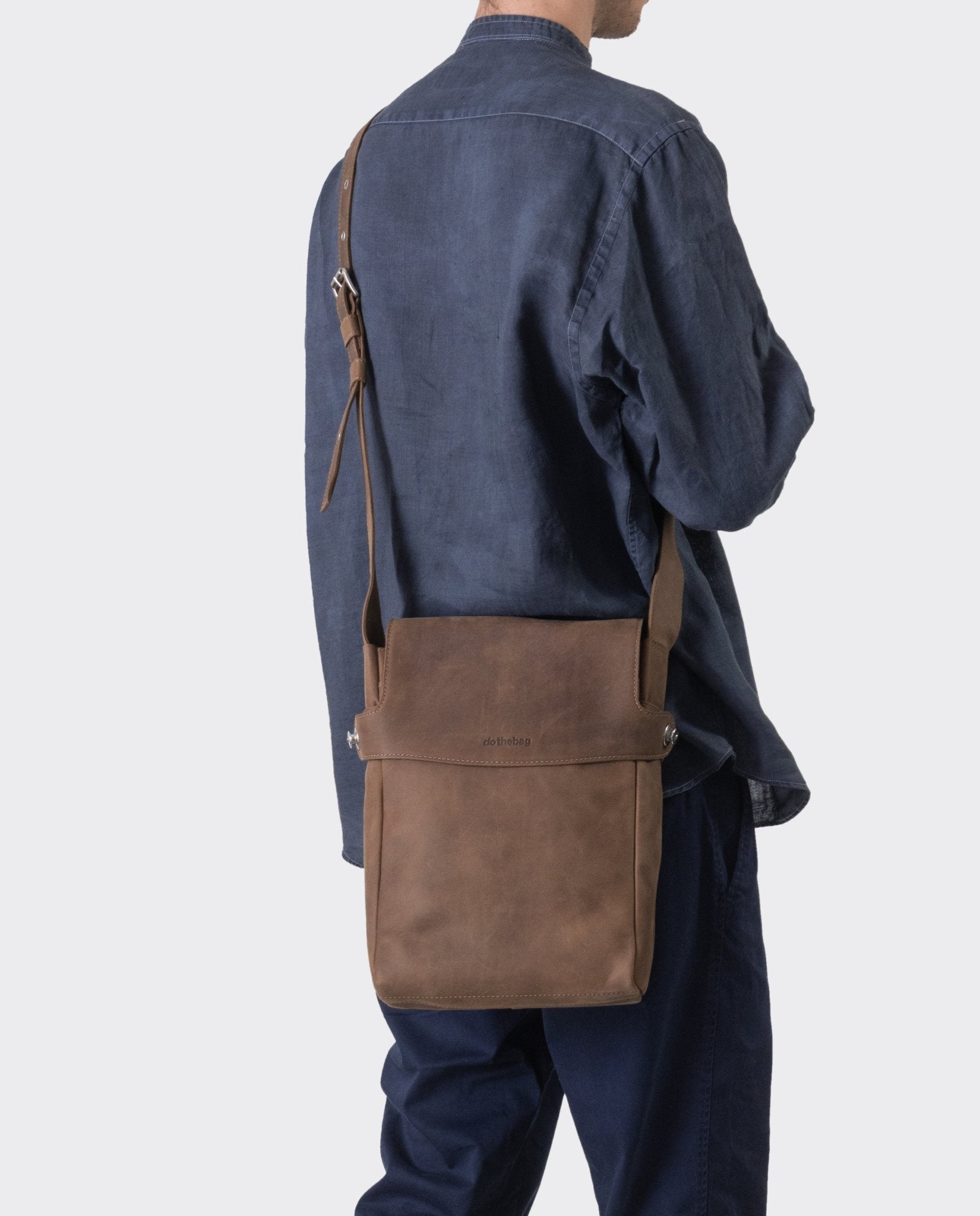 harolds-raboisonbag-kuriertasche-m-schwarz-a4-patina-leder image 2