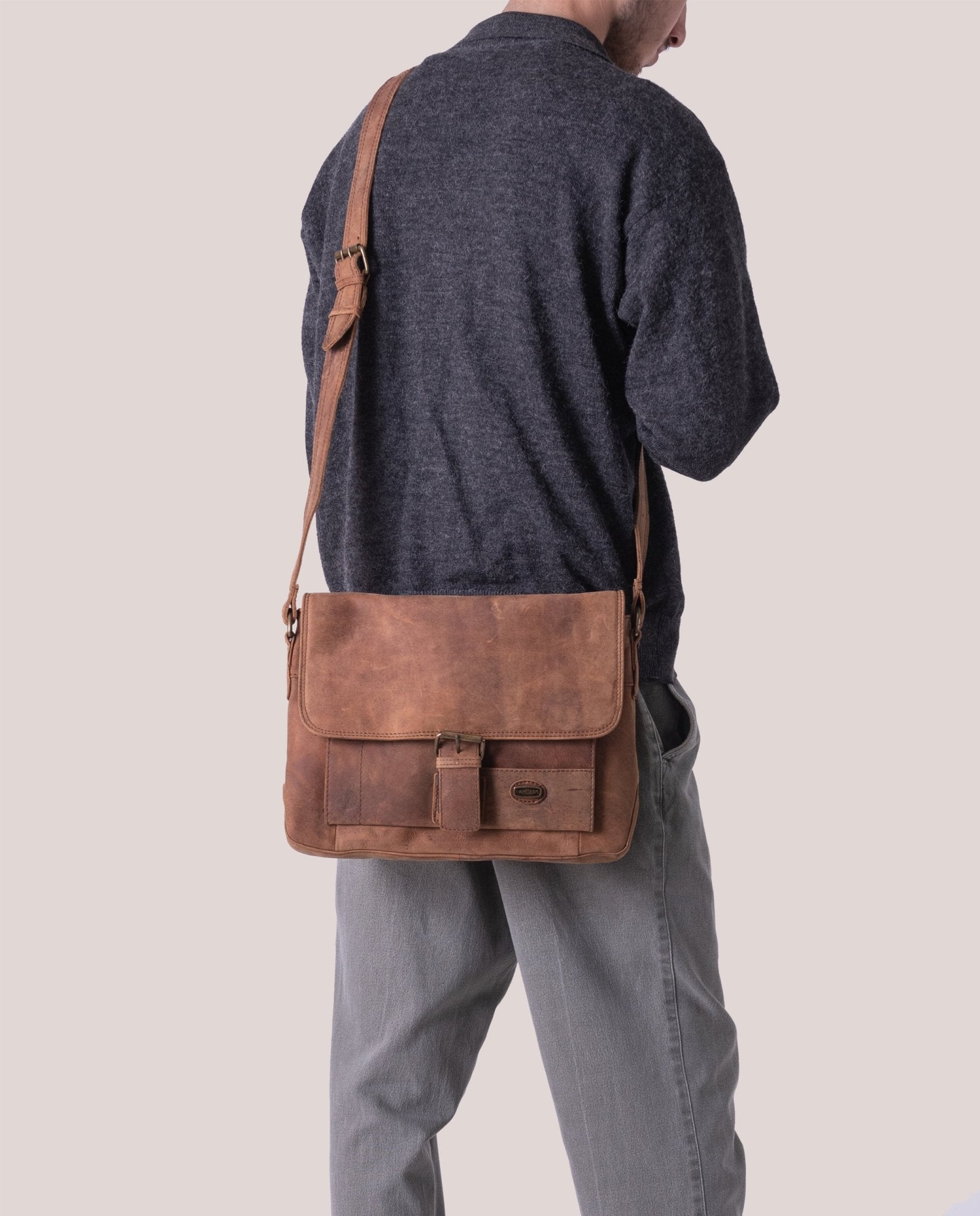 harolds-antic-messengerbag-s-kuriertasche-natur-a4-leder image 2
