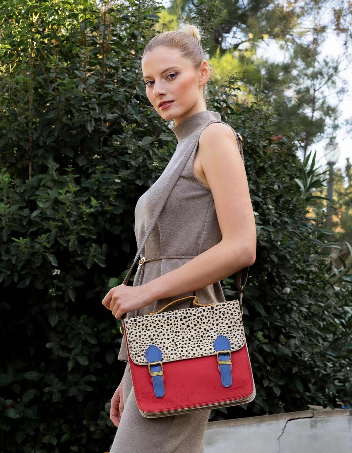 soruka-rylee-crossbody-bags-messenger-bag-blau-gelb-leder image 4