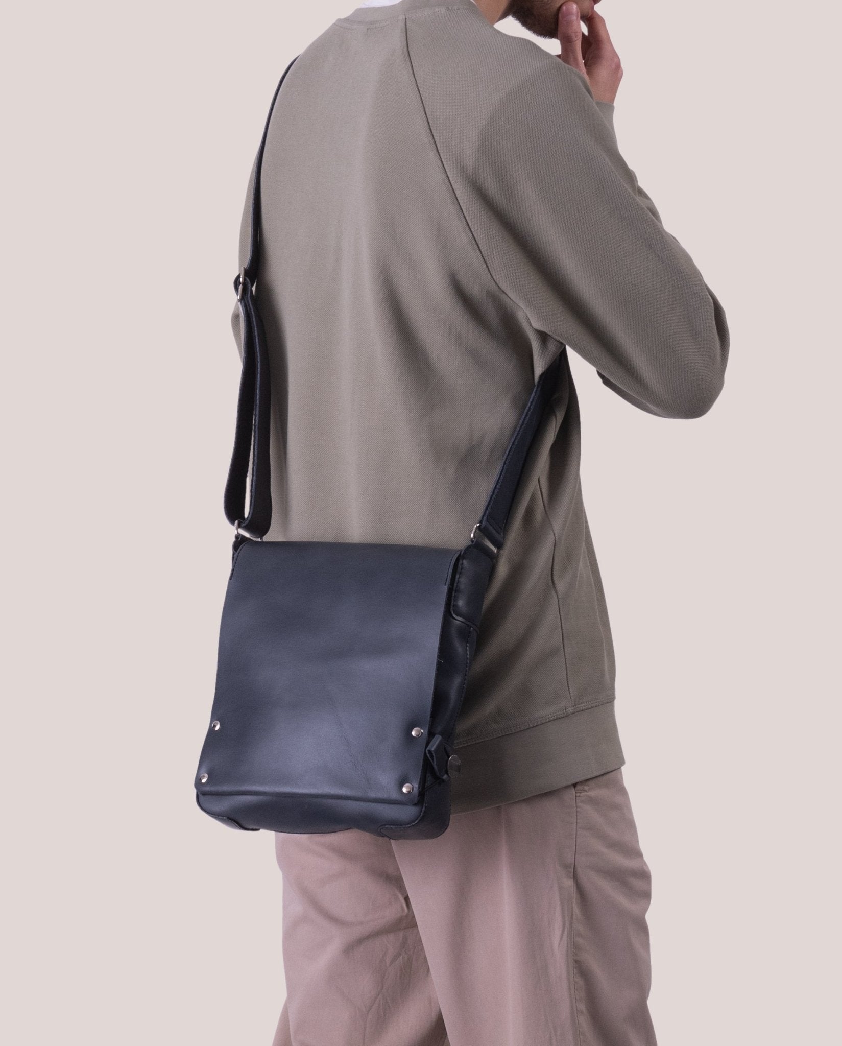 harolds-antic-upend-small-kuriertasche-schwarz-leder image 2
