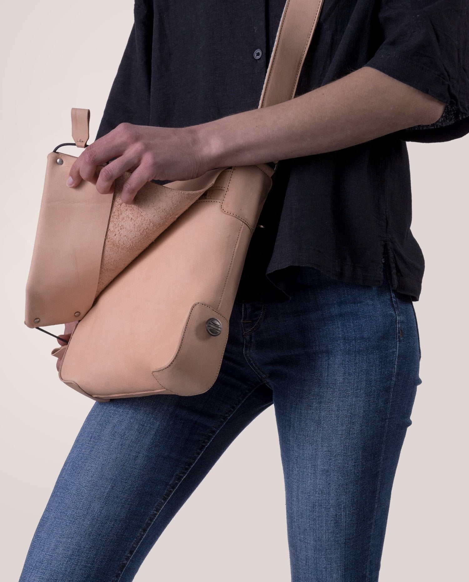 harolds-antic-upend-small-kuriertasche-schwarz-leder image 3