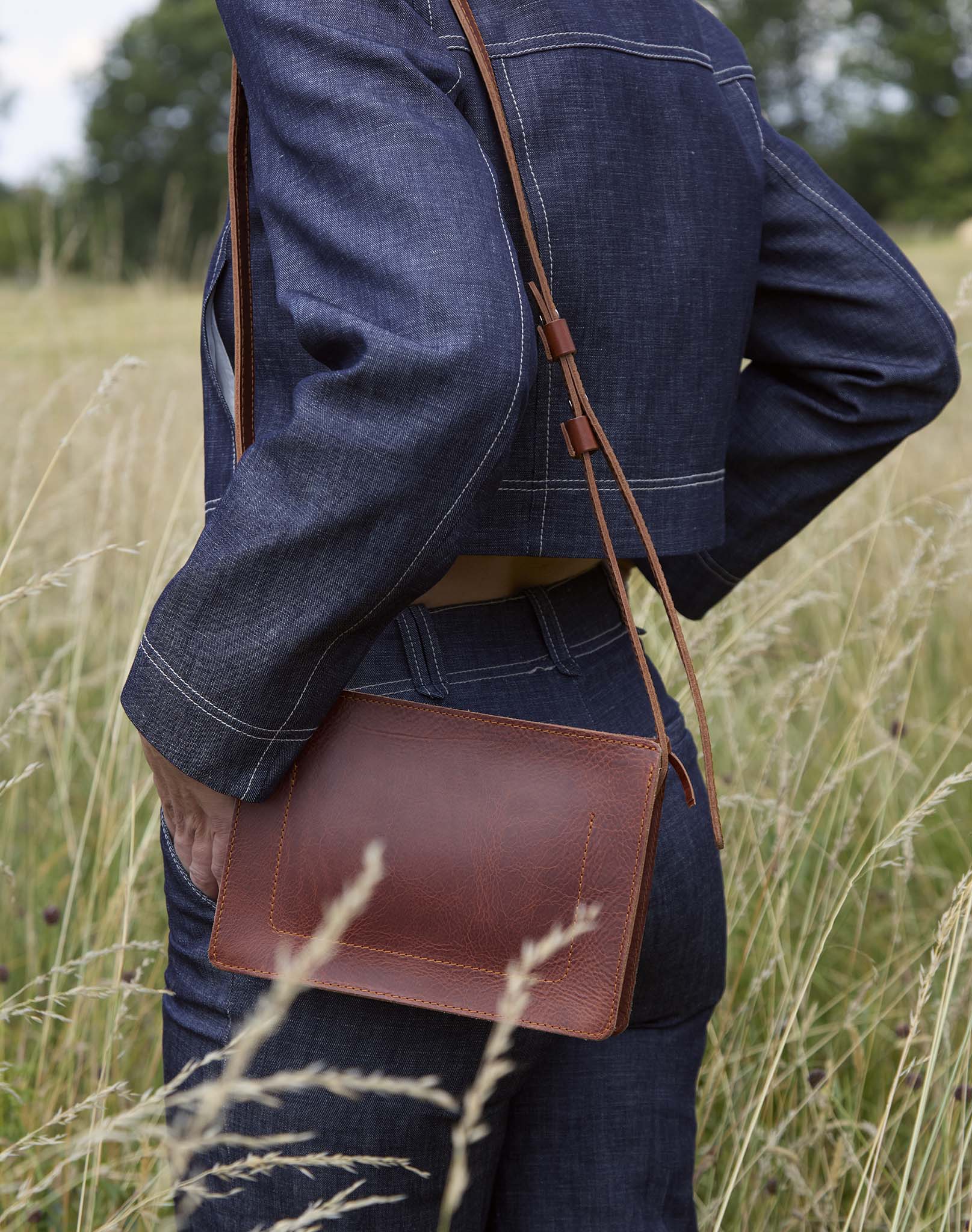 harolds-galore-sas-schultertasche-schwarz-sattlerleder image 8