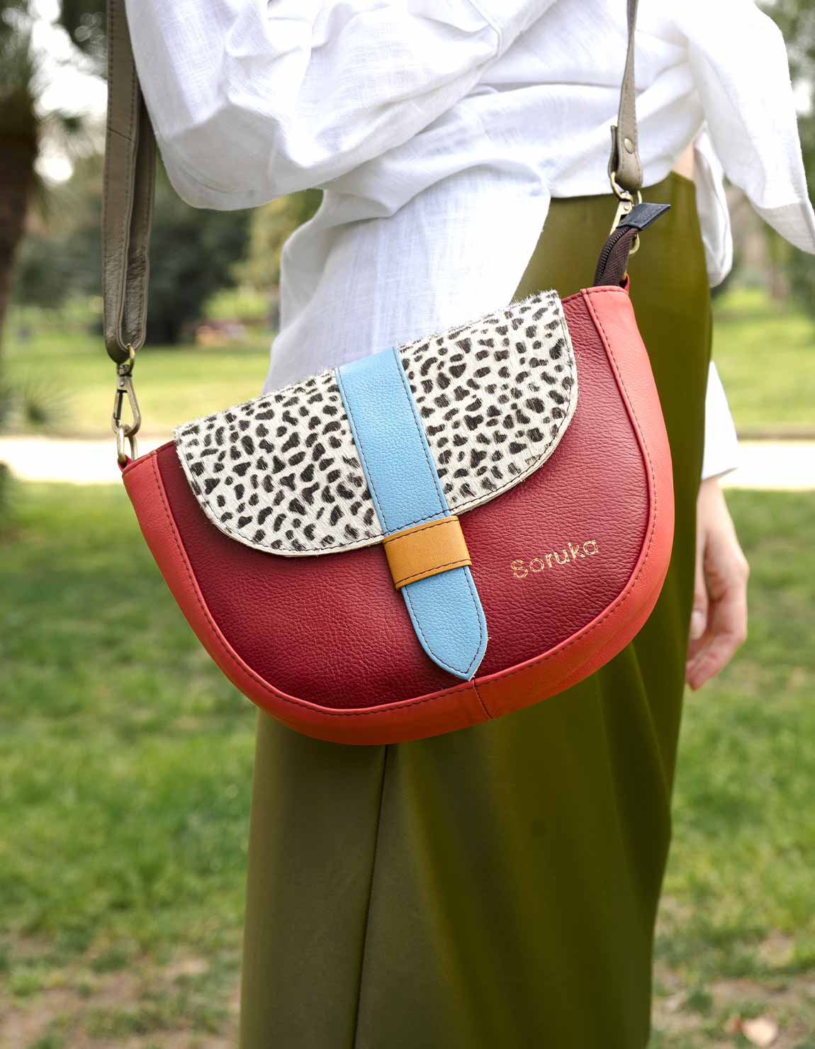 soruka-fresnes-umh-ngetasche-blau-rot-saddle-bag-leder image 4