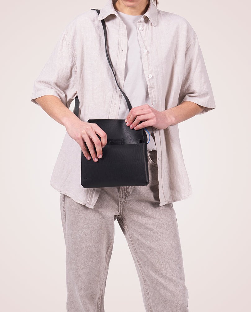 harolds-keeper-shoulderbag-s-schultertasche-schwarz-sattelleder image 5