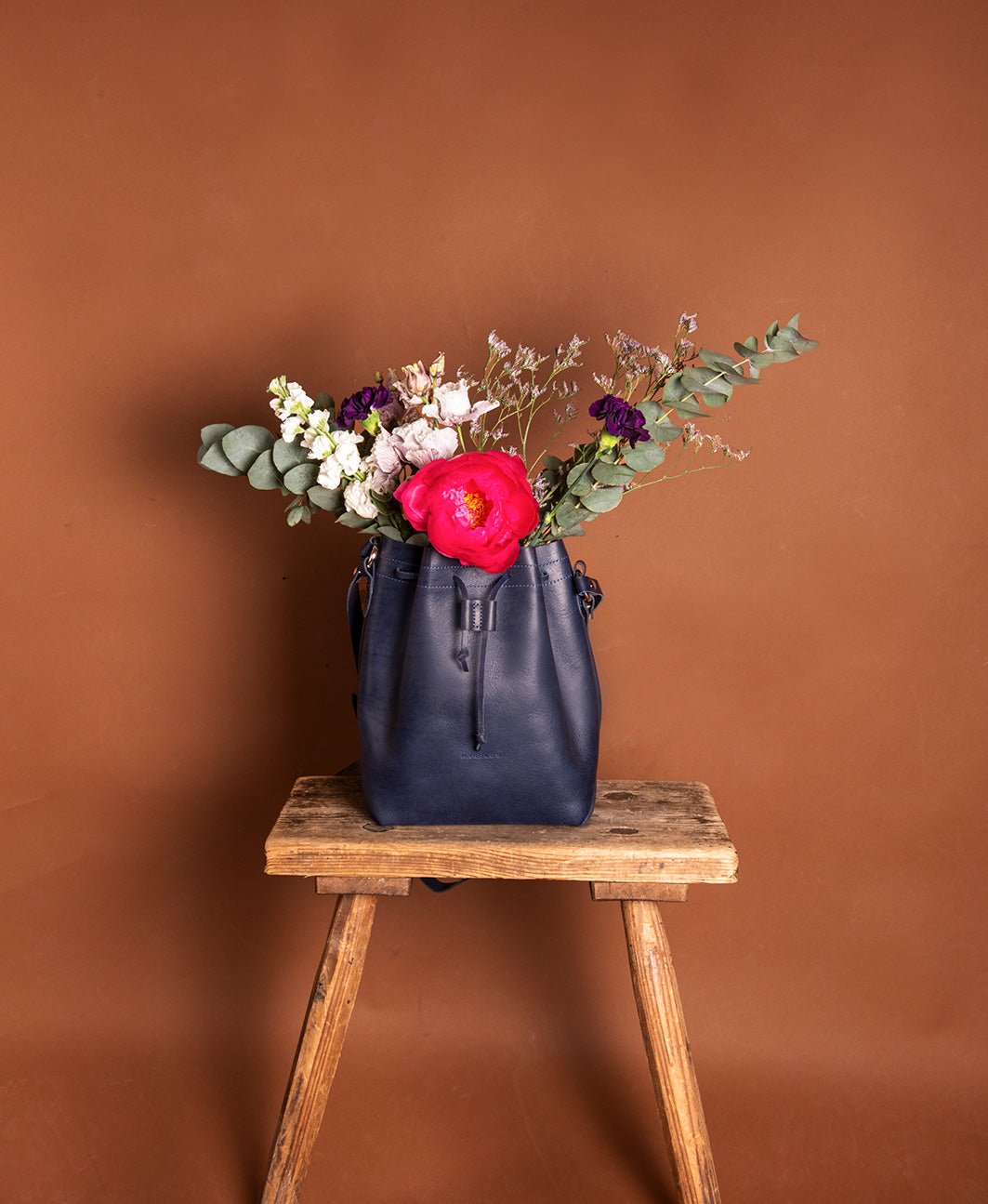 harolds-kraud-leather-paperbag-bucketbag-handtasche-schwarz-pflanzlich image 5