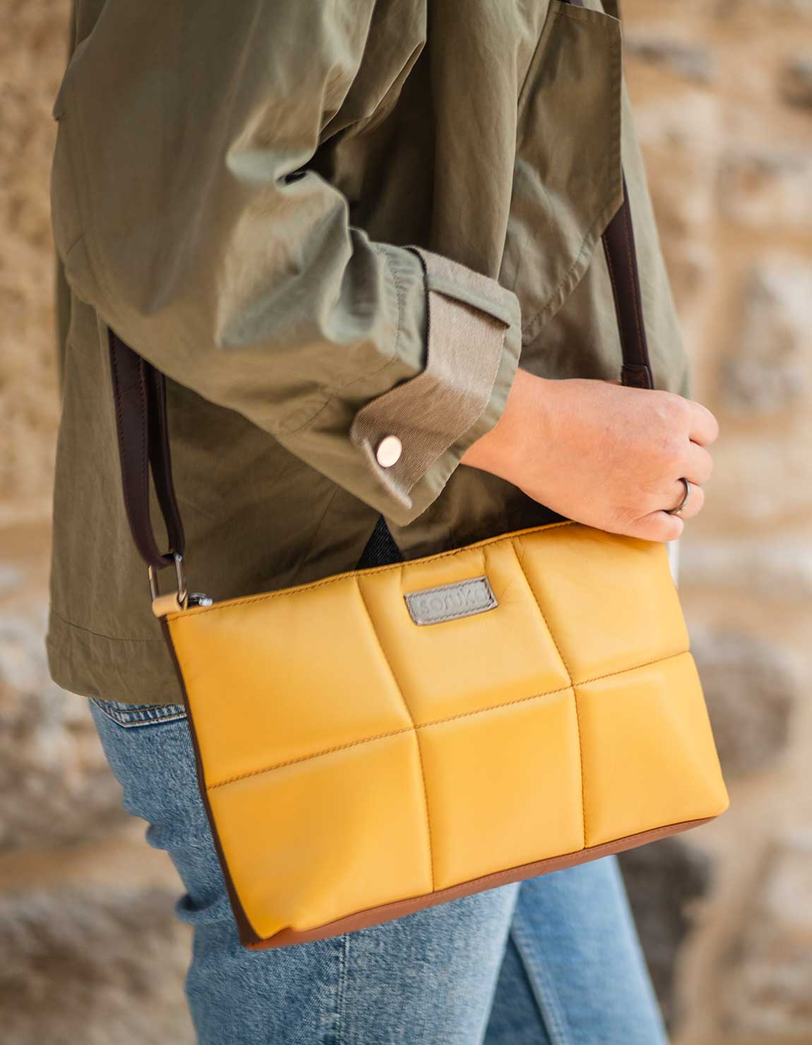 soruka-quilted-crossbody-umh-ngetasche-gelb-leder-30cm image 4