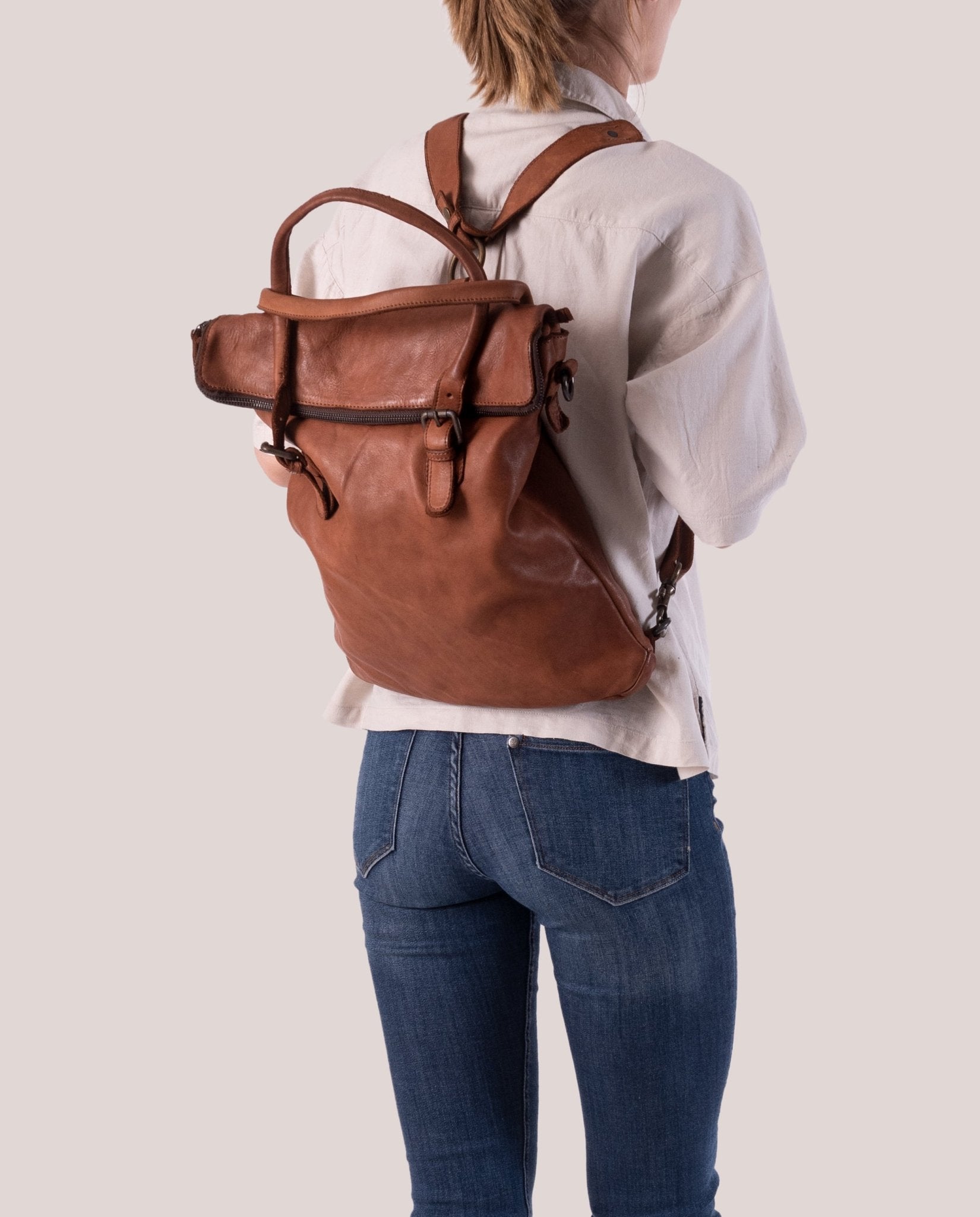 harolds-submarine-backpack-flap-rucksack-cognac-leder image 4