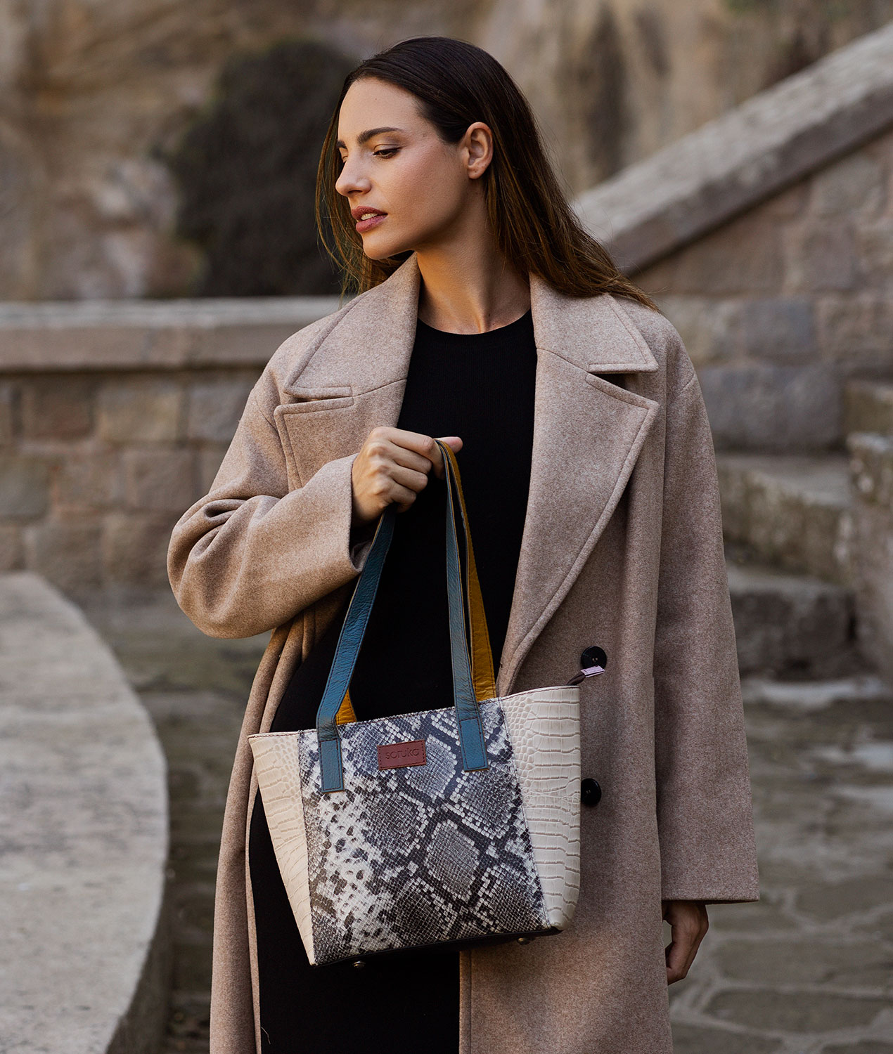 soruka-funky-schultertasche-leder-rot-animal-print-tablet image 5