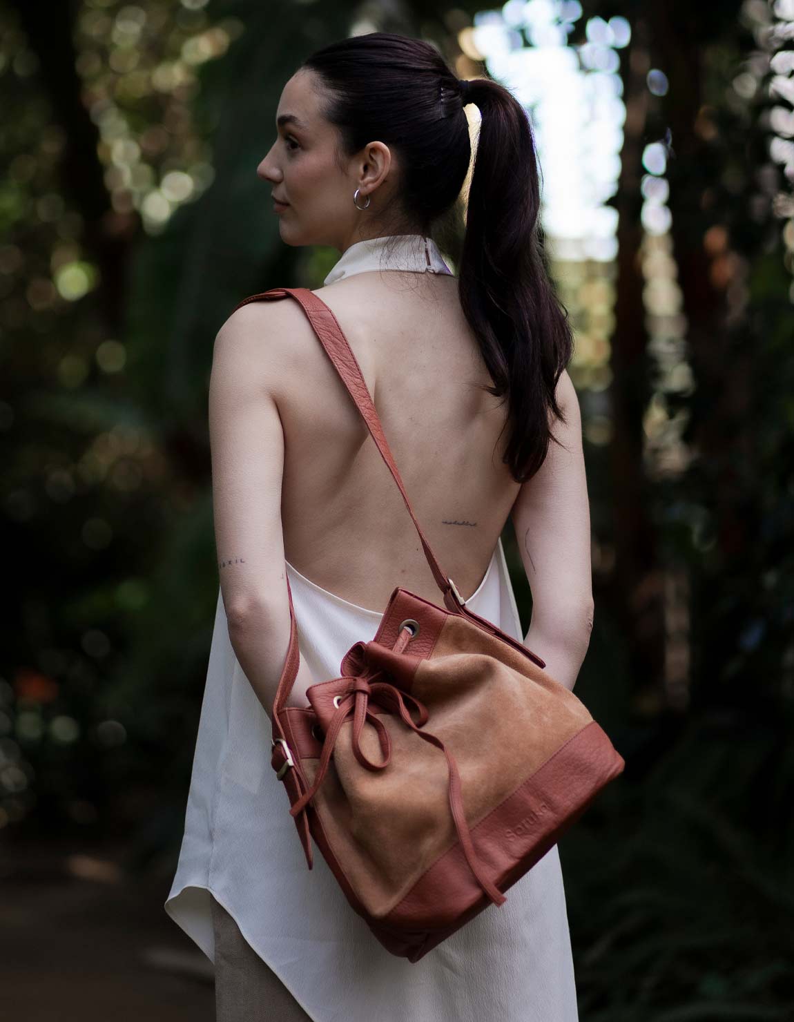 soruka-london-crossbody-bags-beuteltasche-braun-recycling-leder image 5