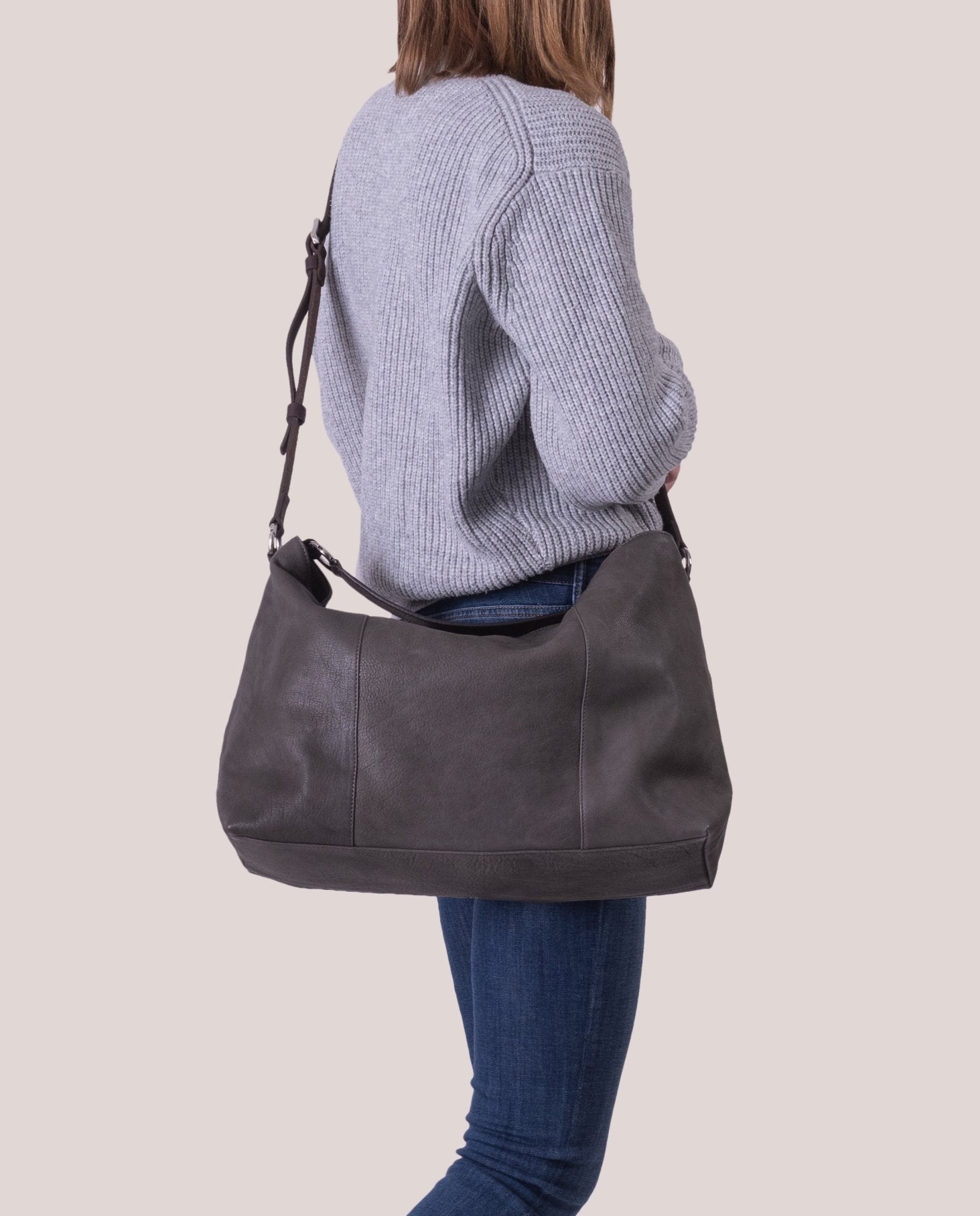 harolds-chaza-pouch-medium-schultertasche-dunkelblau-leder image 2