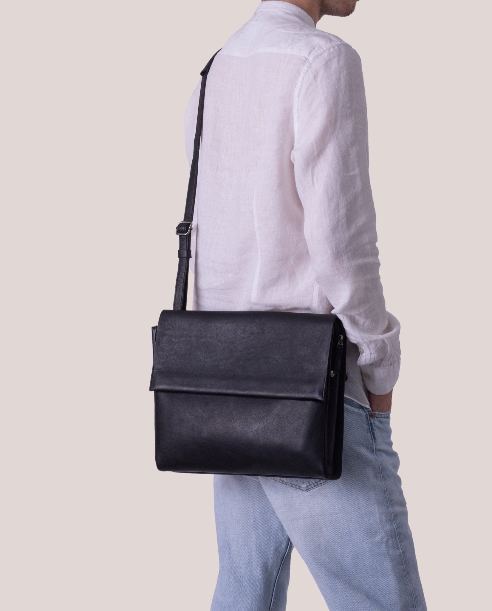 harolds-campo-plaid-messengerbag-kuriertasche-schwarz-leder image 2