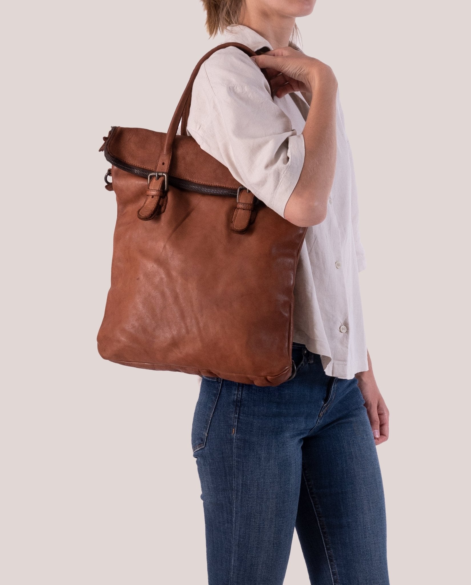 harolds-submarine-backpack-flap-rucksack-cognac-leder image 2