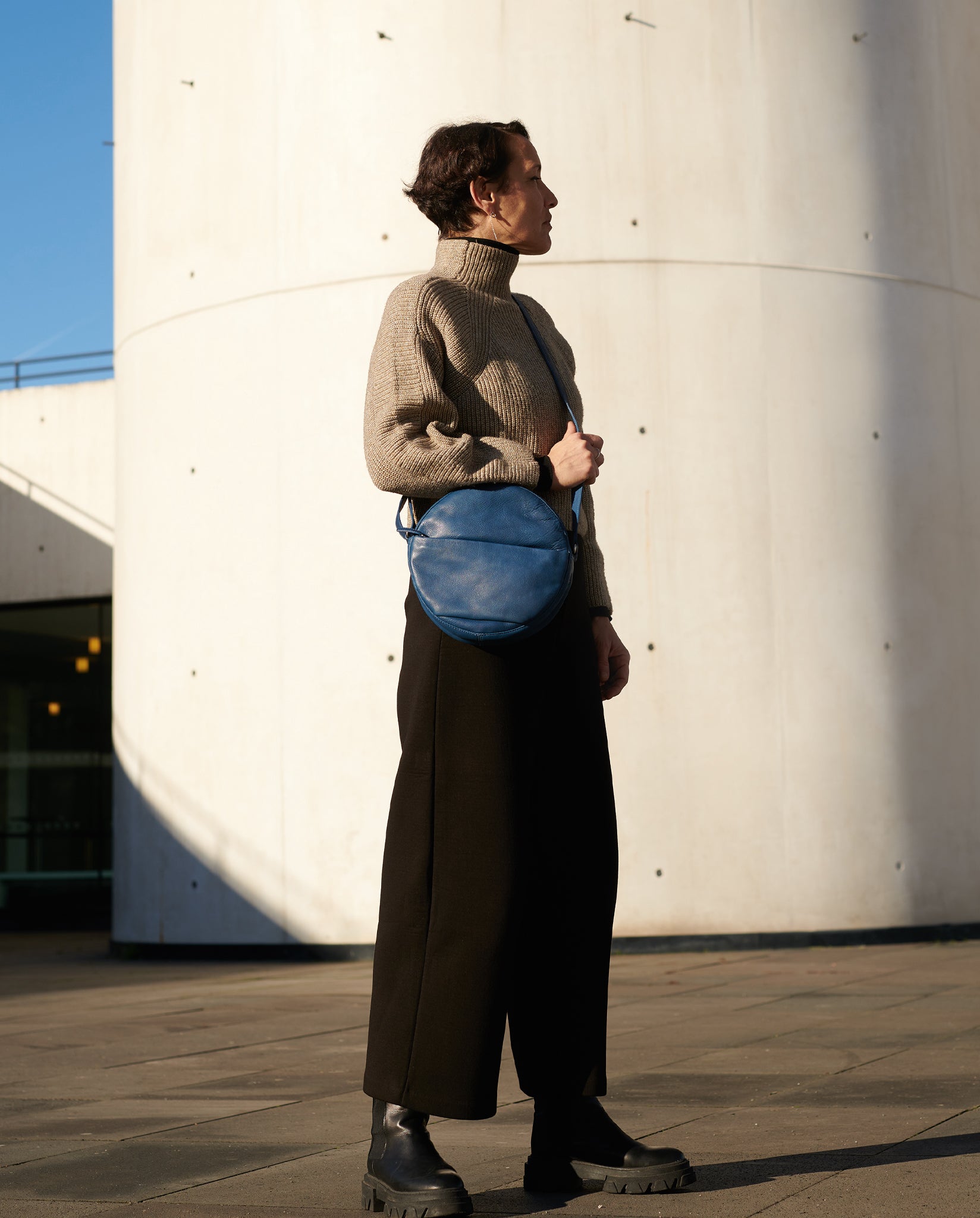harolds-galore-messengerbag-circle-umh-ngetasche-schwarz-rund image 2