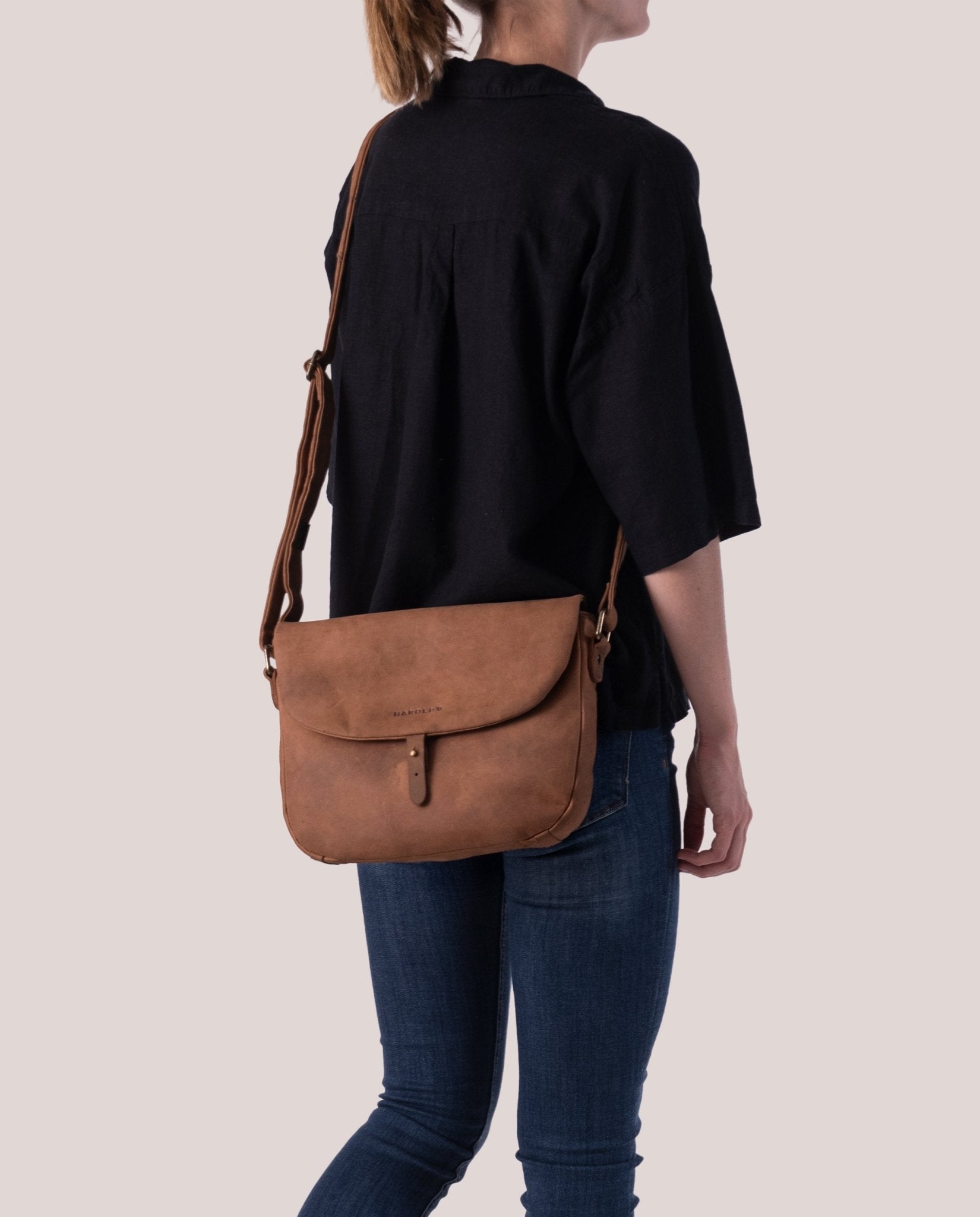 harolds-antic-slingbag-l-umh-ngetasche-natur-patina-leder image 2