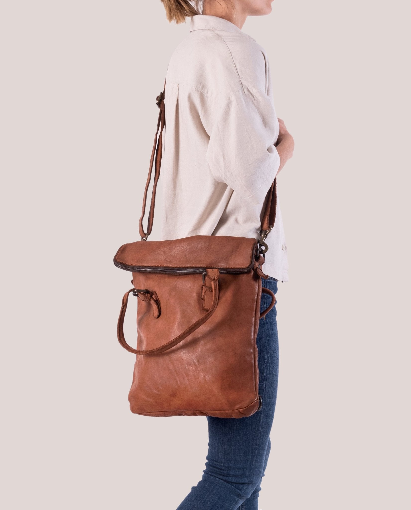 harolds-submarine-backpack-flap-rucksack-cognac-leder image 3