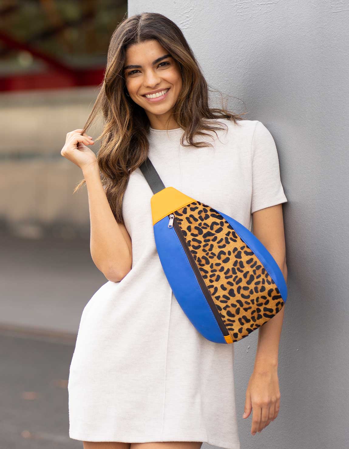 soruka-glasgow-bauchtasche-leder-blau-crossbody image 5