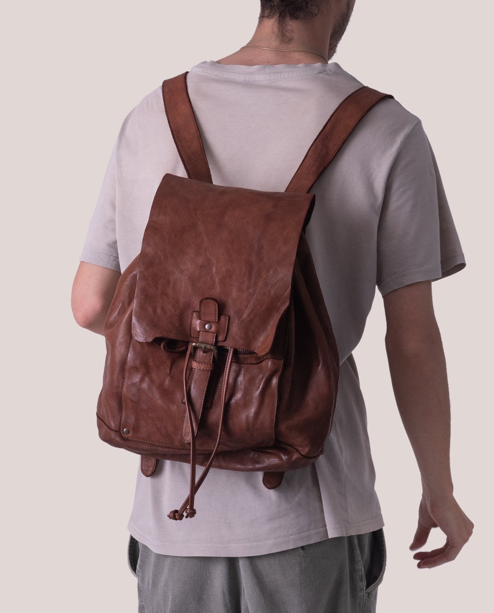 harolds-submarine-backpack-rucksack-schwarz-leder image 2