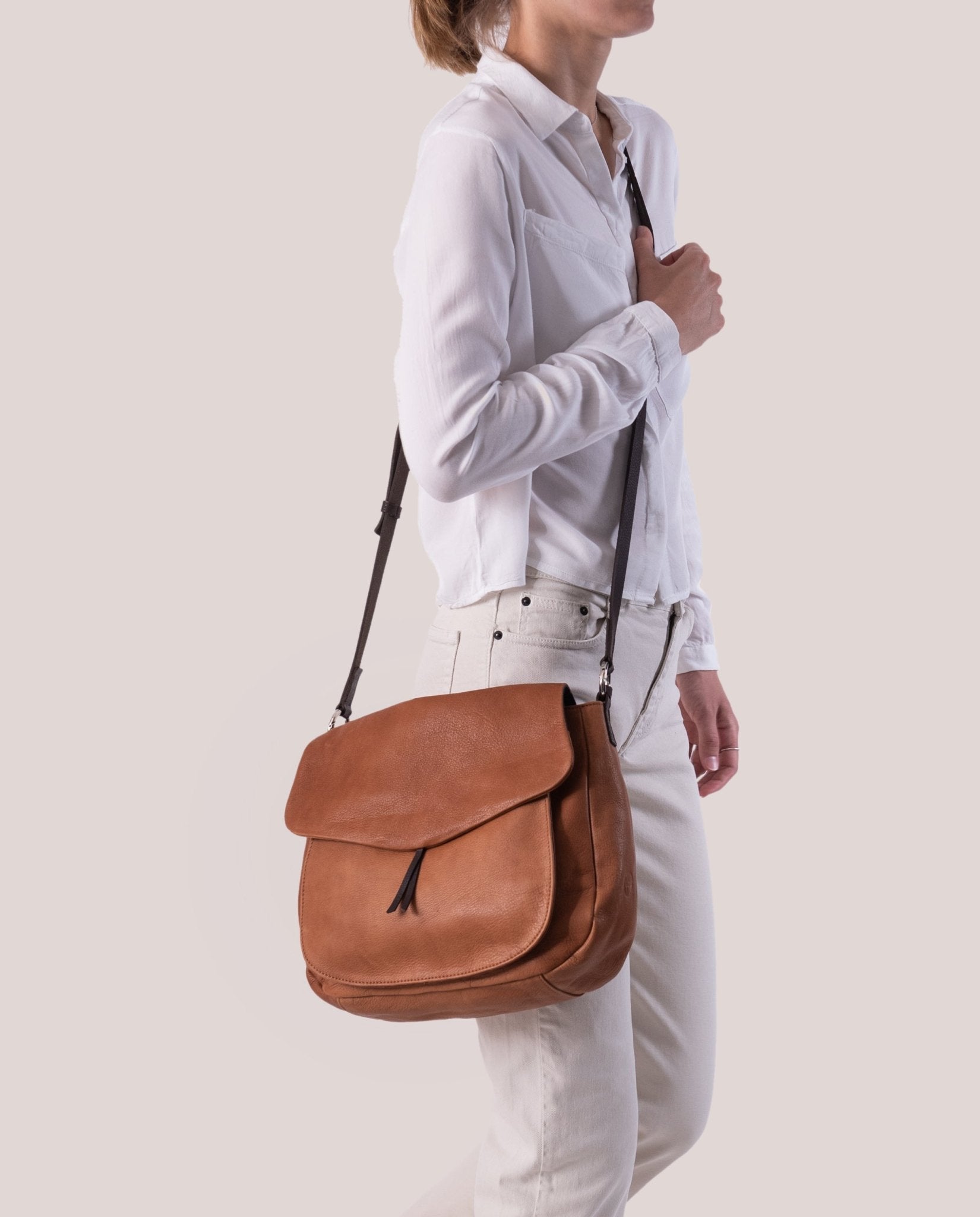 harolds-chaza-slingbag-large-schultertasche-braun-rindleder image 3