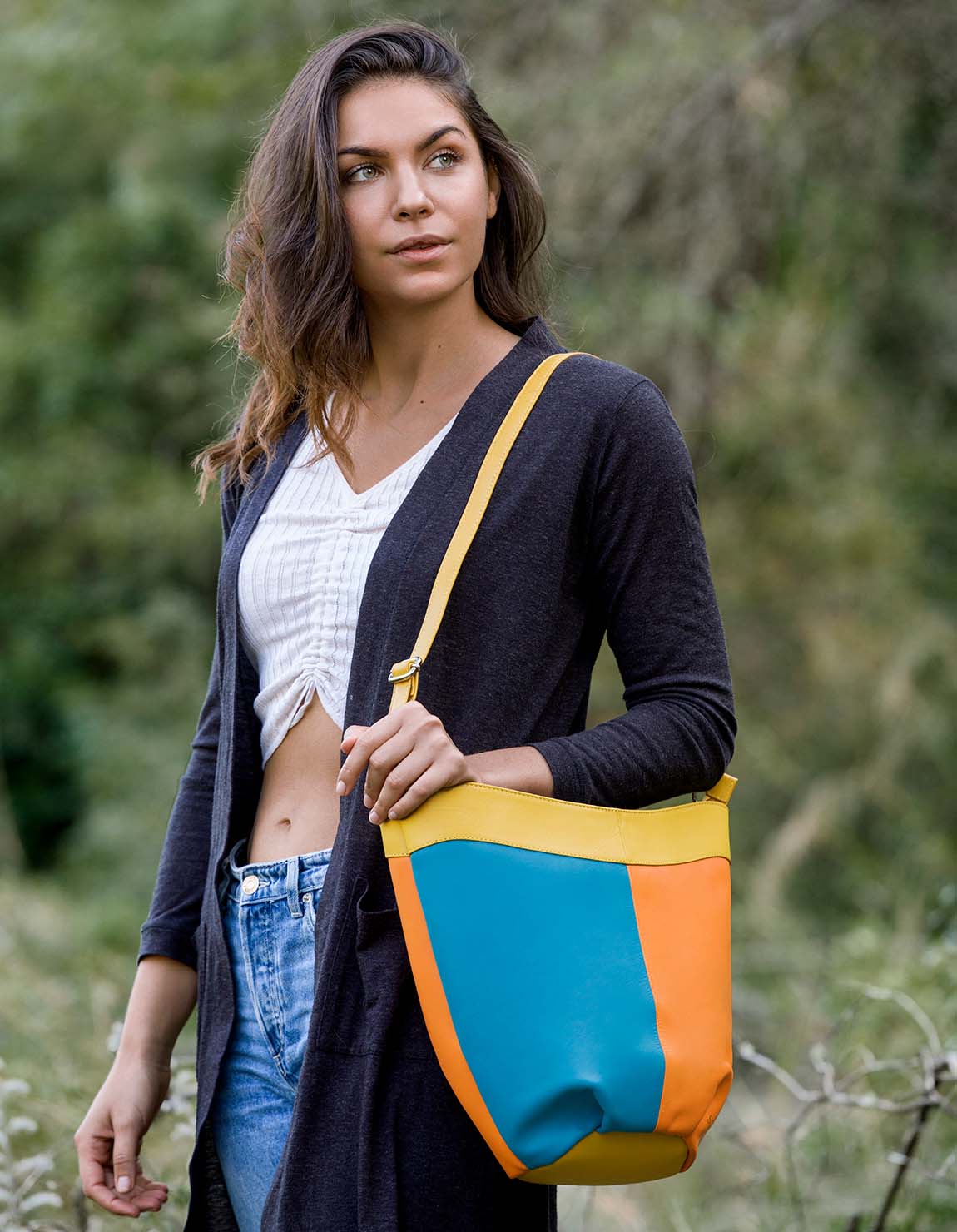 soruka-chromatic-schultertasche-rund-blau-orange-leder image 5