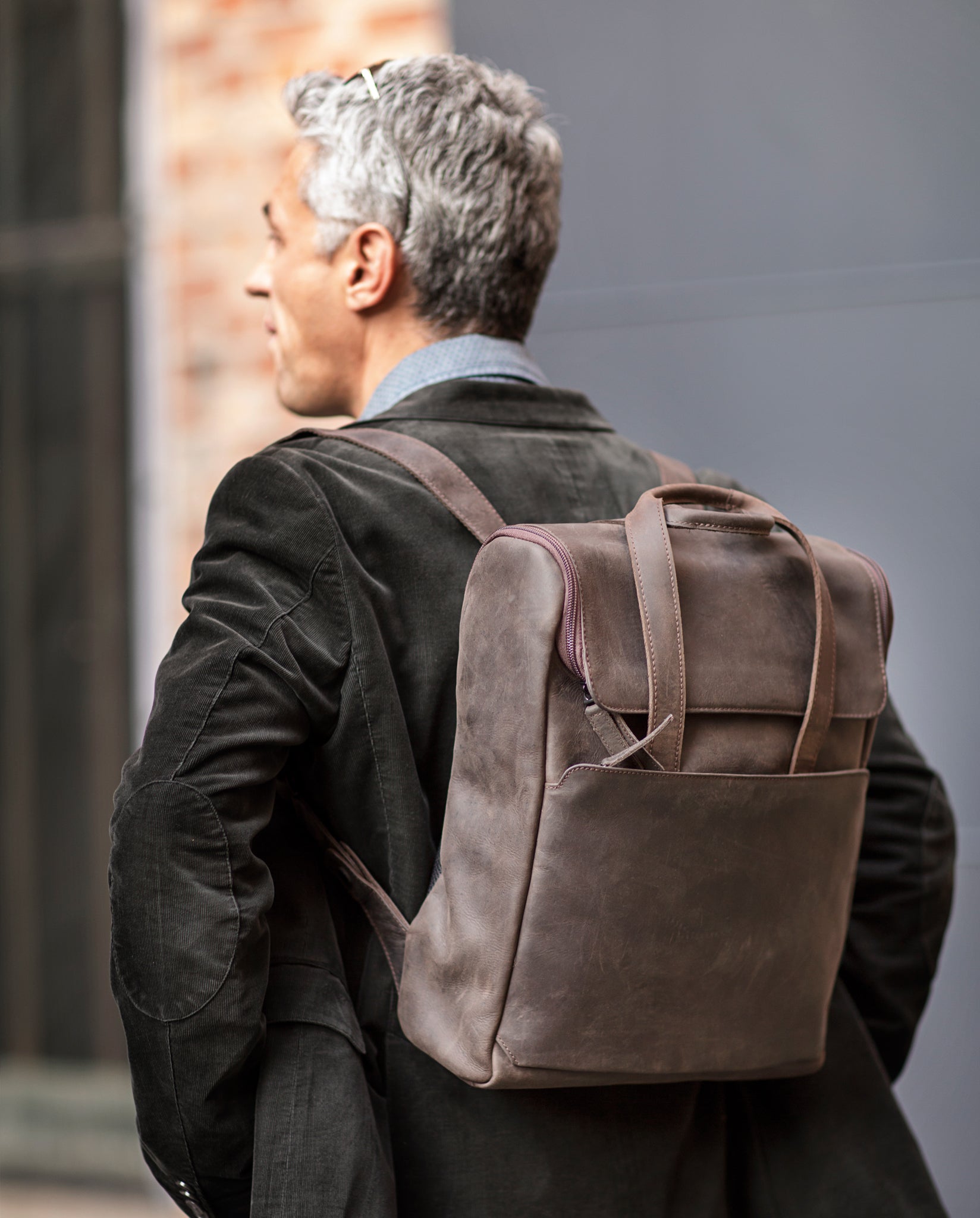 harolds-2in1-notebook-backpack-rucksack-taupe-omega-leder image 2