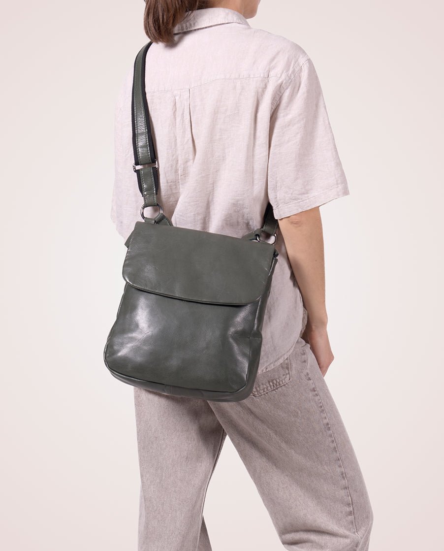 harolds-caugio-double-up-schultertasche-schwarz-leder image 2