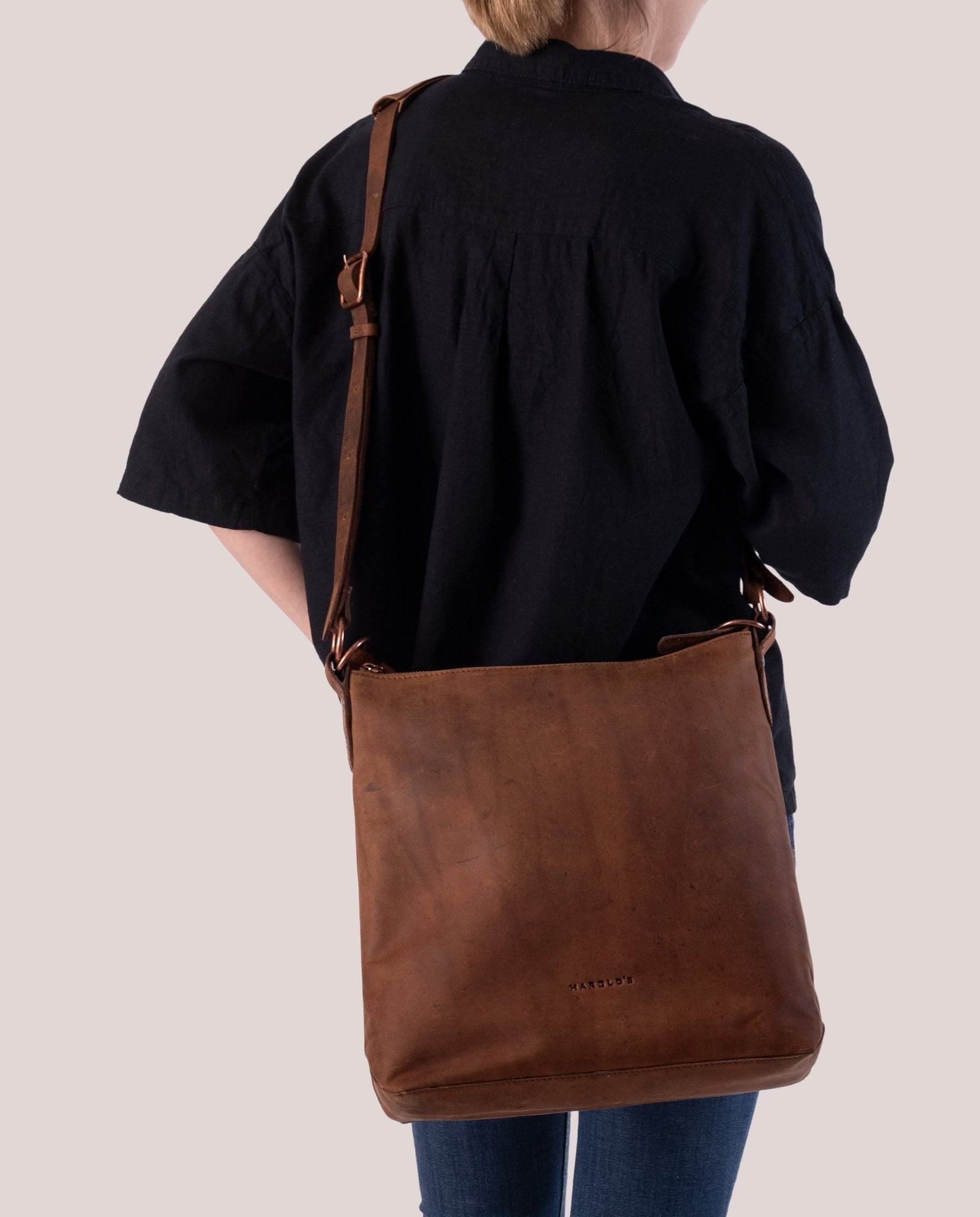 harolds-antic-pouch-upend-schultertasche-natur-rindleder-a4 image 2