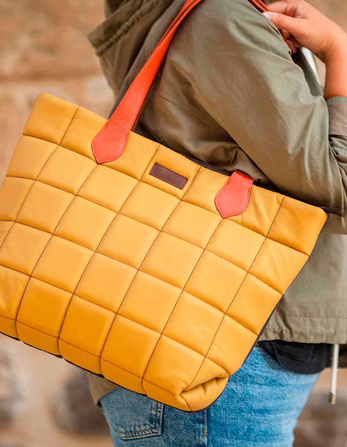 soruka-quilted-shopper-schultertasche-gelb-recycling-leder image 4