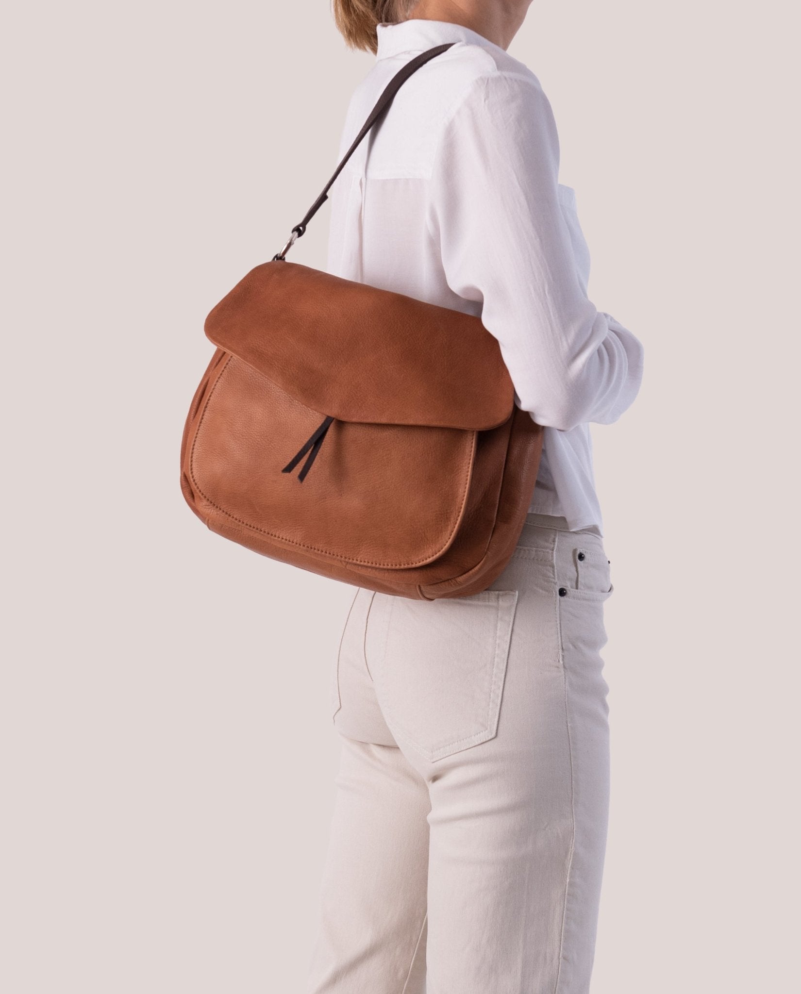 harolds-chaza-slingbag-large-schultertasche-braun-rindleder image 2