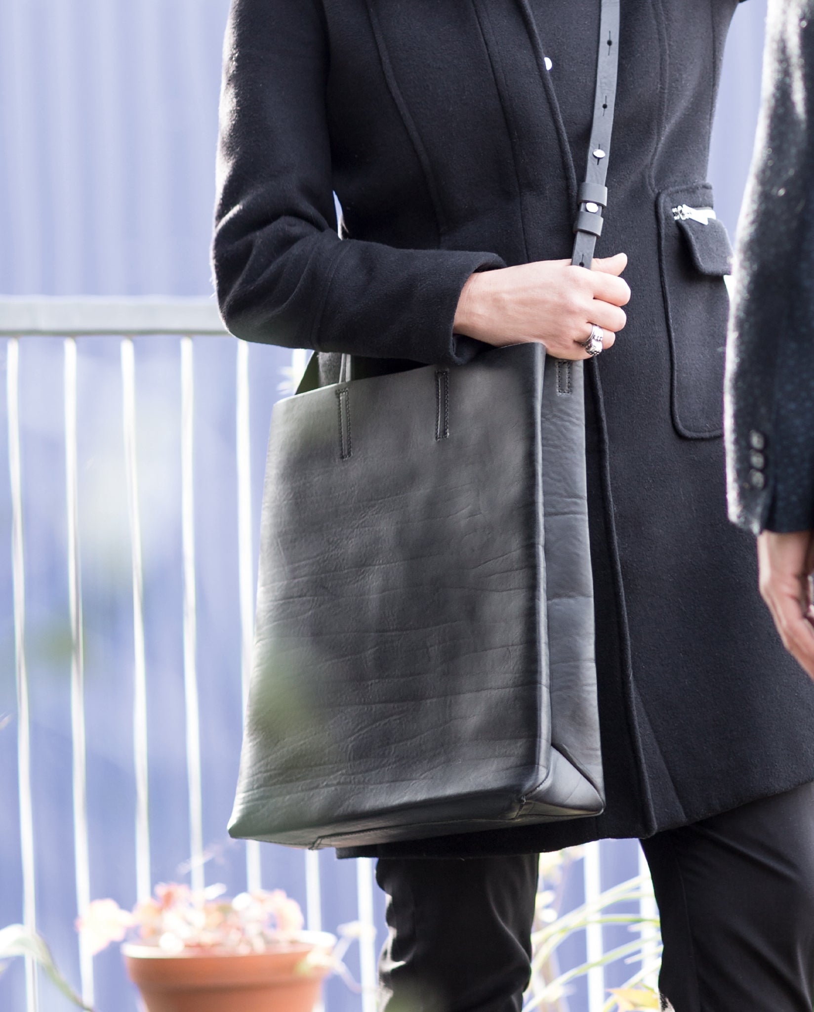 harolds-kraud-leather-paperbag-shopper-schwarz-a4-leder image 2